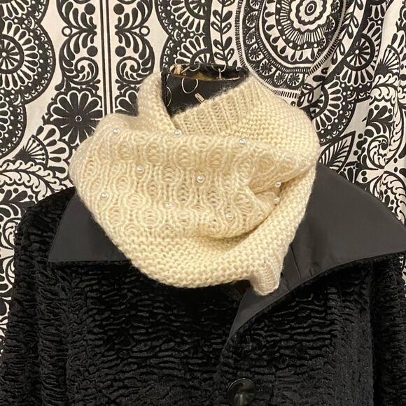 Betsey Johnson Soft Knit Ivory Cowl Infinity Scarf w/ Pearl Beads IMMACULATE - Picture 1 of 10